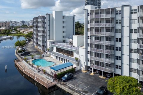 Condominio en venta en Hallandale Beach, Florida, 2 dormitorios, 106.84 m2 № 2075169 - foto 28