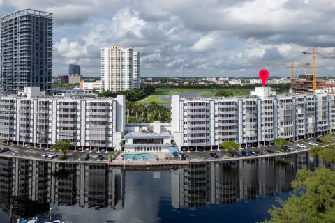 Condominio en venta en Hallandale Beach, Florida, 2 dormitorios, 106.84 m2 № 2075169 - foto 29