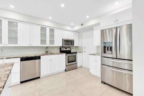 Condominio en Hallandale Beach, Florida, 2 dormitorios  № 2075169