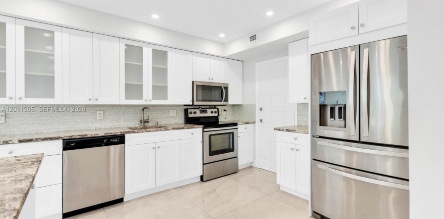 Condominio en Hallandale Beach, Florida, 2 dormitorios  № 2075169