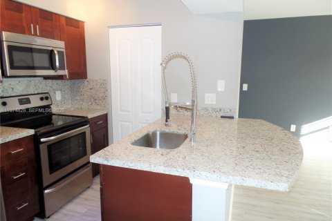 Condo in Pompano Beach, Florida, 1 bedroom  № 2043111 - photo 3