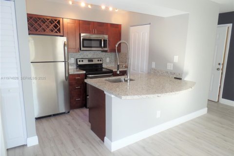 Condo in Pompano Beach, Florida, 1 bedroom  № 2043111