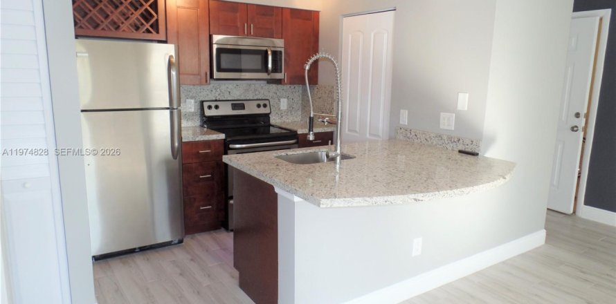Condo in Pompano Beach, Florida, 1 bedroom  № 2043111