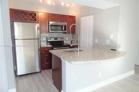 Condo in Pompano Beach, Florida, 1 bedroom  № 2043111 - photo 2