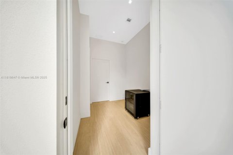 Villa ou maison à vendre à Miami, Floride: 5 chambres, 278.71 m2 № 1776138 - photo 16