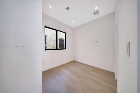 Villa ou maison à vendre à Miami, Floride: 5 chambres, 278.71 m2 № 1776138 - photo 17