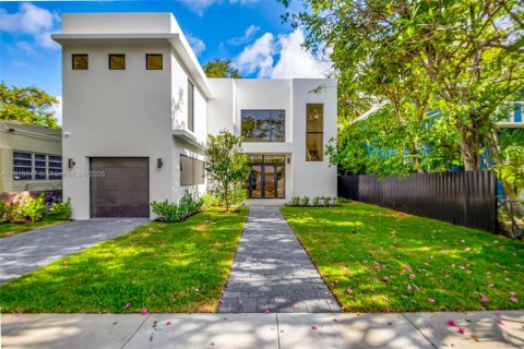 Villa ou maison à vendre à Miami, Floride: 5 chambres, 278.71 m2 № 1776138 - photo 1