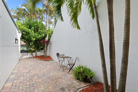 Townhouse in Weston, Florida 3 bedrooms, 190.45 sq.m. № 1944003 - photo 7
