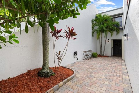 Townhouse in Weston, Florida 3 bedrooms, 190.45 sq.m. № 1944003 - photo 5
