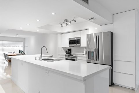 Townhouse in Weston, Florida 3 bedrooms, 190.45 sq.m. № 1944003 - photo 13