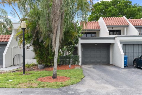 Townhouse in Weston, Florida 3 bedrooms, 190.45 sq.m. № 1944003 - photo 3