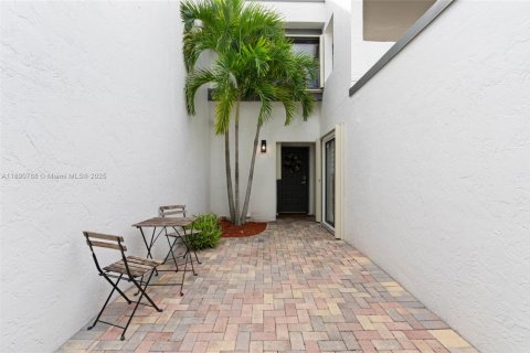 Townhouse in Weston, Florida 3 bedrooms, 190.45 sq.m. № 1944003 - photo 6