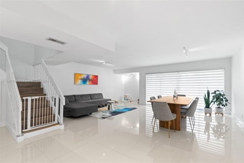 Townhouse in Weston, Florida 3 bedrooms, 190.45 sq.m. № 1944003 - photo 15