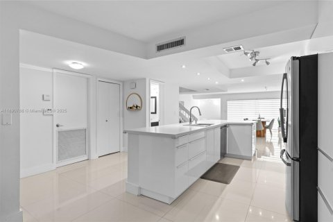 Townhouse in Weston, Florida 3 bedrooms, 190.45 sq.m. № 1944003 - photo 10