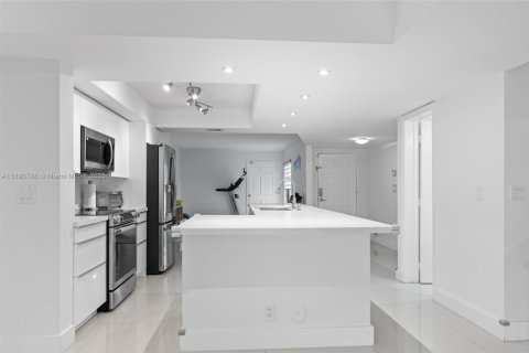 Townhouse in Weston, Florida 3 bedrooms, 190.45 sq.m. № 1944003 - photo 14