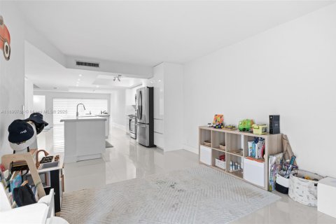 Townhouse in Weston, Florida 3 bedrooms, 190.45 sq.m. № 1944003 - photo 12
