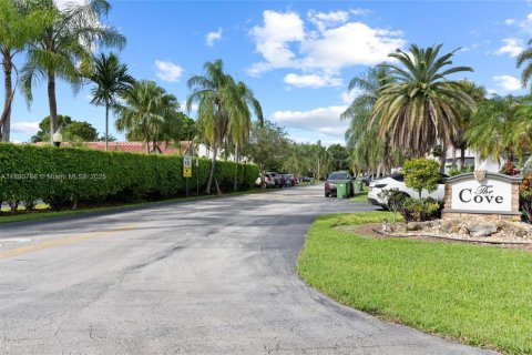 Townhouse in Weston, Florida 3 bedrooms, 190.45 sq.m. № 1944003 - photo 2