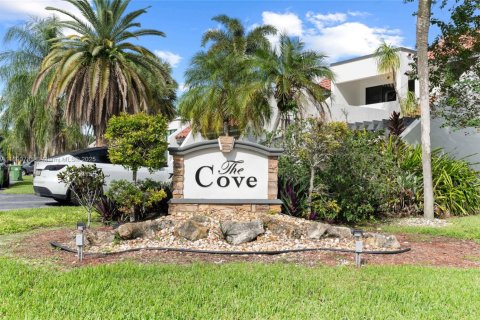 Townhouse in Weston, Florida 3 bedrooms, 190.45 sq.m. № 1944003 - photo 1