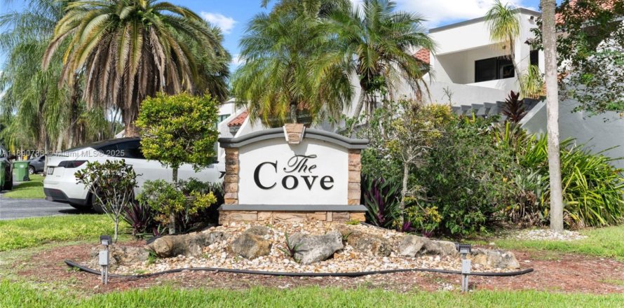 Townhouse in Weston, Florida 3 bedrooms, 190.45 sq.m. № 1944003