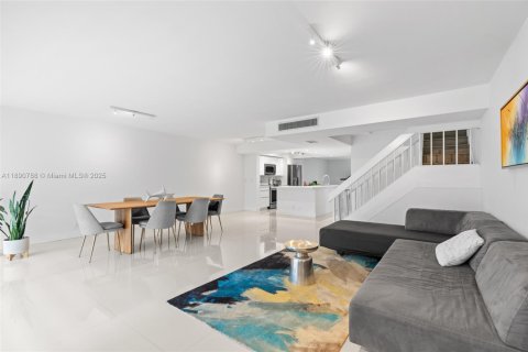 Townhouse in Weston, Florida 3 bedrooms, 190.45 sq.m. № 1944003 - photo 16