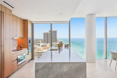 Condo in Hallandale Beach, Florida, 4 bedrooms  № 1741598 - photo 12