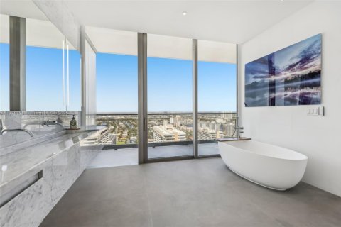 Condo in Hallandale Beach, Florida, 4 bedrooms  № 1741598 - photo 21