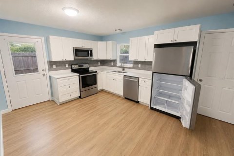 Villa ou maison à louer à Saint Petersburg, Floride: 4 chambres, 114.73 m2 № 2322556 - photo 2