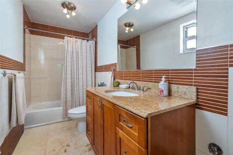 Купить кондоминиум в Бей-Харбор-Айлендс, Флорида 2 спальни, 169.08м2, № 2018479 - фото 18