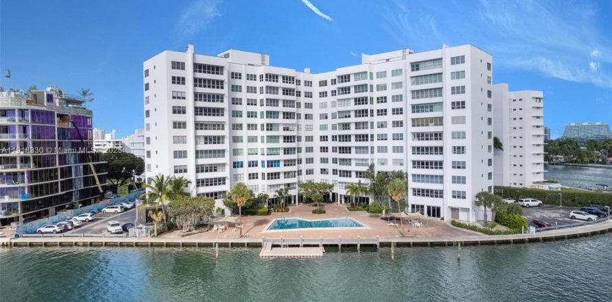 Кондоминиум с 2 спальнями в Бей-Харбор-Айлендс, Флорида № 2018479