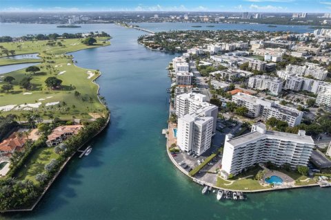 Купить кондоминиум в Бей-Харбор-Айлендс, Флорида 2 спальни, 169.08м2, № 2018479 - фото 29