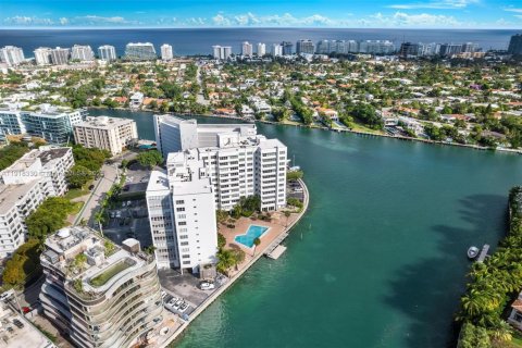 Купить кондоминиум в Бей-Харбор-Айлендс, Флорида 2 спальни, 169.08м2, № 2018479 - фото 28