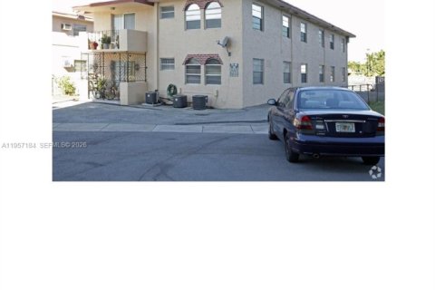 Commercial property in Miami, Florida № 2010824 - photo 1