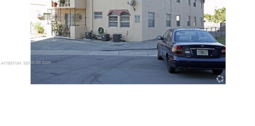 Commercial property in Miami, Florida № 2010824