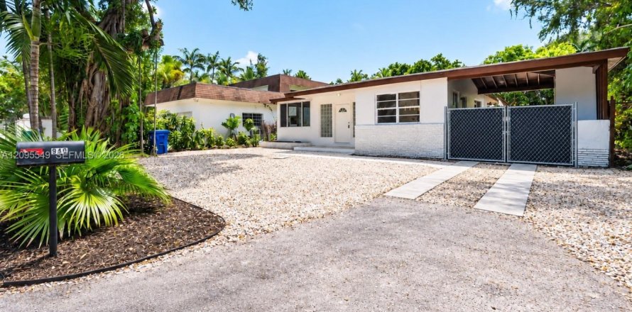 House in Miami, Florida 3 bedrooms, 137.03 sq.m. № 2392114