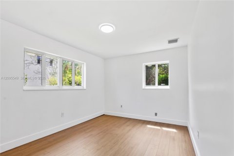 House in Miami, Florida 3 bedrooms, 137.03 sq.m. № 2392114 - photo 16