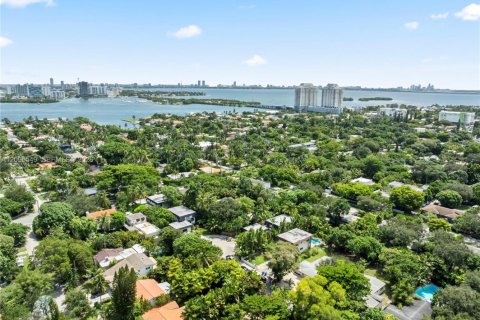 House in Miami, Florida 3 bedrooms, 137.03 sq.m. № 2392114 - photo 30