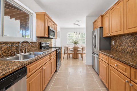 House in Miami, Florida 3 bedrooms, 137.03 sq.m. № 2392114 - photo 14