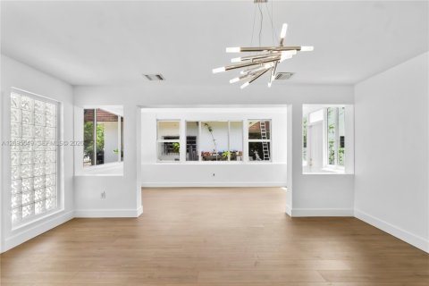 House in Miami, Florida 3 bedrooms, 137.03 sq.m. № 2392114 - photo 6