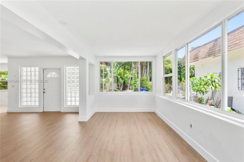 House in Miami, Florida 3 bedrooms, 137.03 sq.m. № 2392114 - photo 10