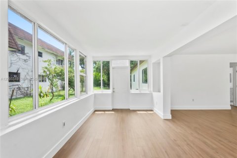 House in Miami, Florida 3 bedrooms, 137.03 sq.m. № 2392114 - photo 8