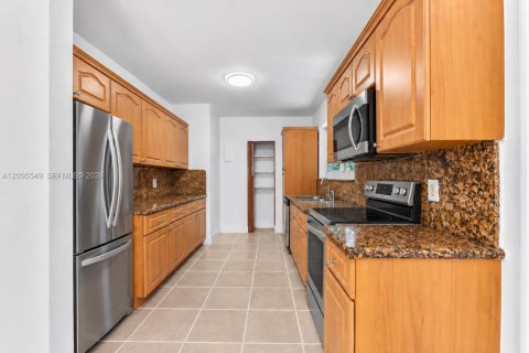 House in Miami, Florida 3 bedrooms, 137.03 sq.m. № 2392114 - photo 13