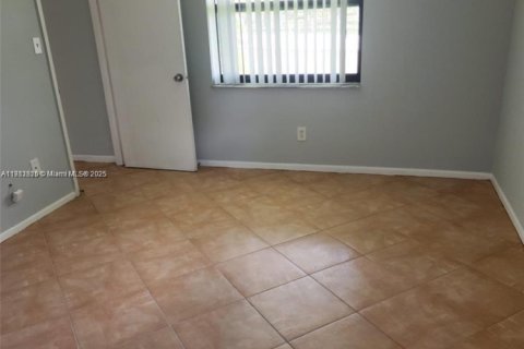 Condo in Tamarac, Florida, 2 bedrooms  № 2016857 - photo 3