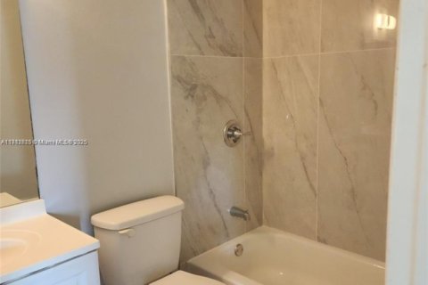 Condo in Tamarac, Florida, 2 bedrooms  № 2016857 - photo 9