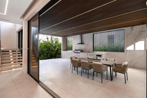 House in Miami, Florida 6 bedrooms, 747.86 sq.m. № 2053013 - photo 21