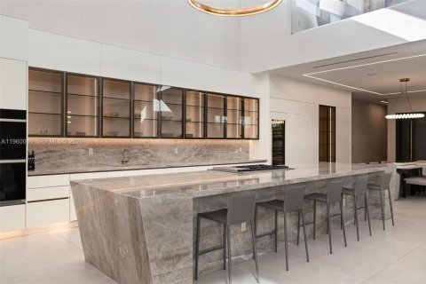 House in Miami, Florida 6 bedrooms, 747.86 sq.m. № 2053013 - photo 14
