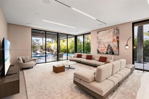 House in Miami, Florida 6 bedrooms, 747.86 sq.m. № 2053013 - photo 24