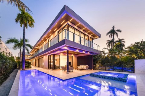 House in Miami, Florida 6 bedrooms, 747.86 sq.m. № 2053013
