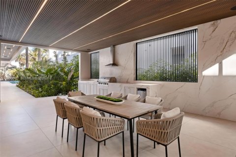 House in Miami, Florida 6 bedrooms, 747.86 sq.m. № 2053013 - photo 22