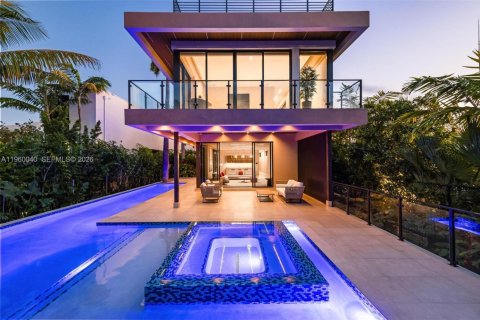 House in Miami, Florida 6 bedrooms, 747.86 sq.m. № 2053013 - photo 3