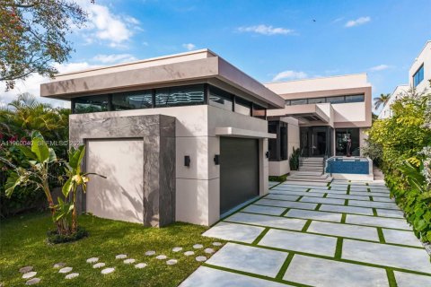 House in Miami, Florida 6 bedrooms, 747.86 sq.m. № 2053013 - photo 6